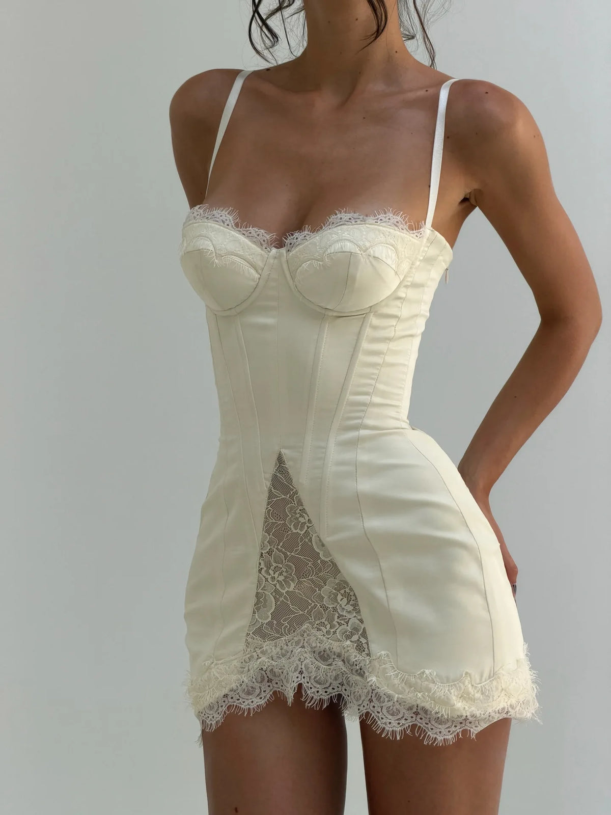 Mini Abito Corsetto in Raso con Schiena Scoperta e Dettagli in Pizzo